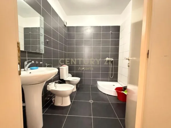 Tirane, jepet me qera apartament 2+1 Kati 3, 110 m² 500 € 