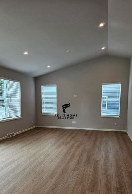 Tirane, jepet me qera zyre Kati 1, 80 m² 600 € (DON BOSKO)