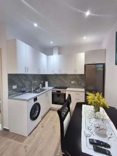 Vlore, jepet me qera garsonier 1+1 , 250 € 