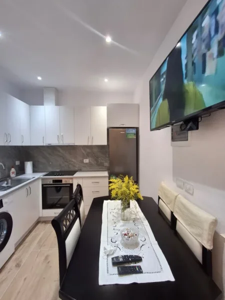 Vlore, jepet me qera garsonier 1+1 , 250 € 