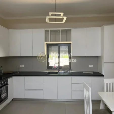 Tirane, jepet me qera apartament 3+1 Kati 3, 120 m² 800 € (Sauk)