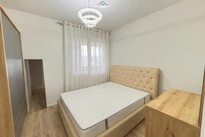 Tirane, jepet me qera apartament 2+1+Ballkon Kati 10, 85 m² 630 € (tek Kompleksi Golden Park)