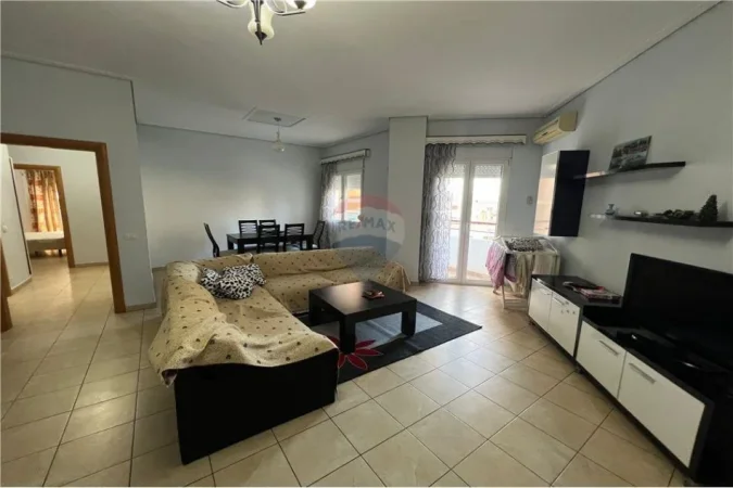 Vlore, jepet me qera apartament 2+1 , 350 € 