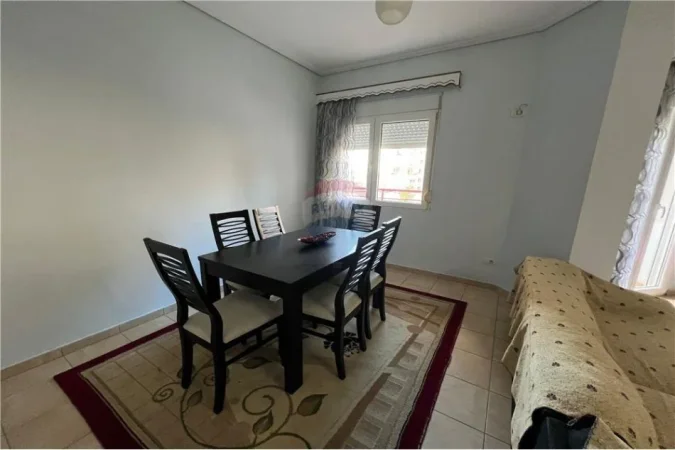 Vlore, jepet me qera apartament 2+1 , 350 € 