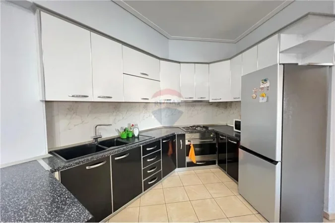 Vlore, jepet me qera apartament 2+1 , 350 € 