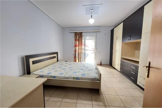 Vlore, jepet me qera apartament 2+1 , 350 € 