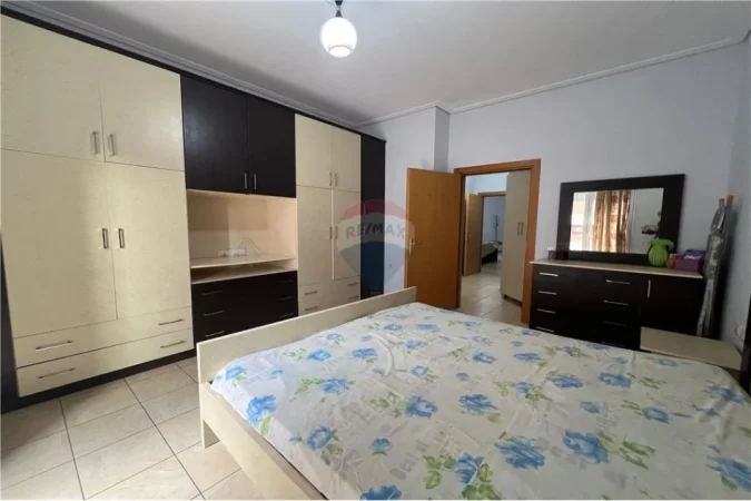 Vlore, jepet me qera apartament 2+1 , 350 € 