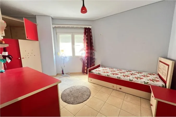 Vlore, jepet me qera apartament 2+1 , 350 € 