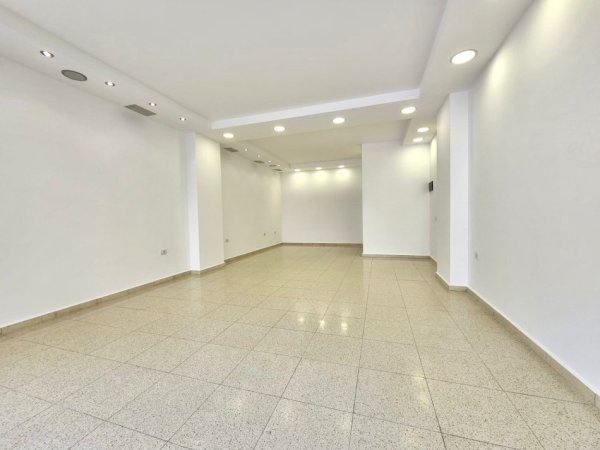 Dyqan Me Qira 📍Stacionit të Trenit - Braka, Pas fakuletit ||  Sip. 39m2 me Fasade te Gjere nga Rruga  (35,000 All/Muaj)