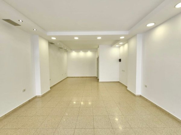 Dyqan Me Qira 📍Stacionit të Trenit - Braka, Pas fakuletit ||  Sip. 39m2 me Fasade te Gjere nga Rruga  (35,000 All/Muaj)