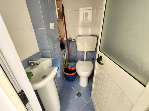 Dyqan Me Qira 📍Stacionit të Trenit - Braka, Pas fakuletit ||  Sip. 39m2 me Fasade te Gjere nga Rruga  (35,000 All/Muaj)