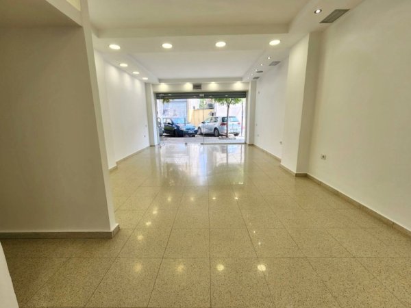 Dyqan Me Qira 📍Stacionit të Trenit - Braka, Pas fakuletit ||  Sip. 39m2 me Fasade te Gjere nga Rruga  (35,000 All/Muaj)