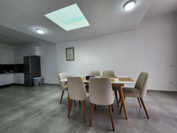 Tirane, jepet me qera Vile 4+1+Ballkon , 324 m² 2.000 € (Kodra e Diellit)