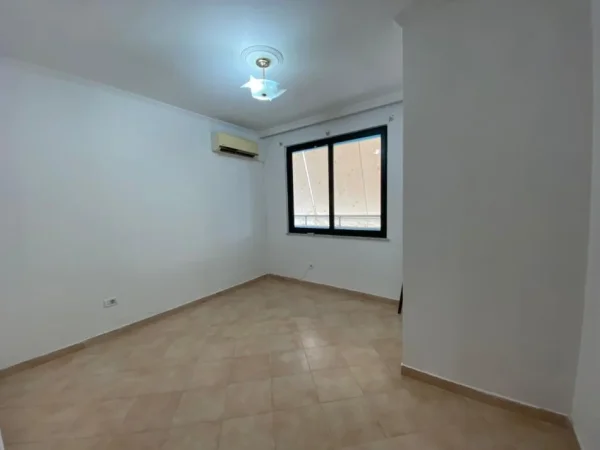 Tirane, jepet me qera zyre Kati 11, 143 m² 1.500 € (Ish Ekspozita /Bulevardi "Gjergj Fishta")