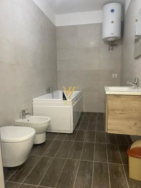 Tirane, jepet me qera zyre Kati 10, 80 m² 800 € (MYSLYM SHYRI)