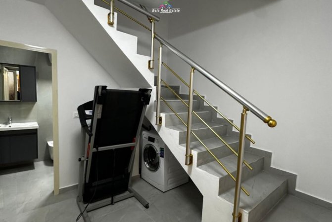 Tirane, jepet me qera Vile 2+1+Ballkon Kati 1, 75 m² 675 € (prane Fakultetit te Shkencave)