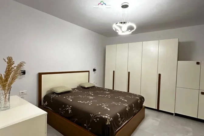 Tirane, jepet me qera Vile 2+1+Ballkon Kati 1, 75 m² 675 € (prane Fakultetit te Shkencave)