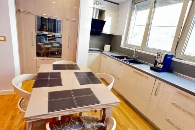 Tirane, jepet me qera apartament 2+1+Ballkon Kati 1, 96 m² 1.000 € (ne rrugen Bardhok Biba)