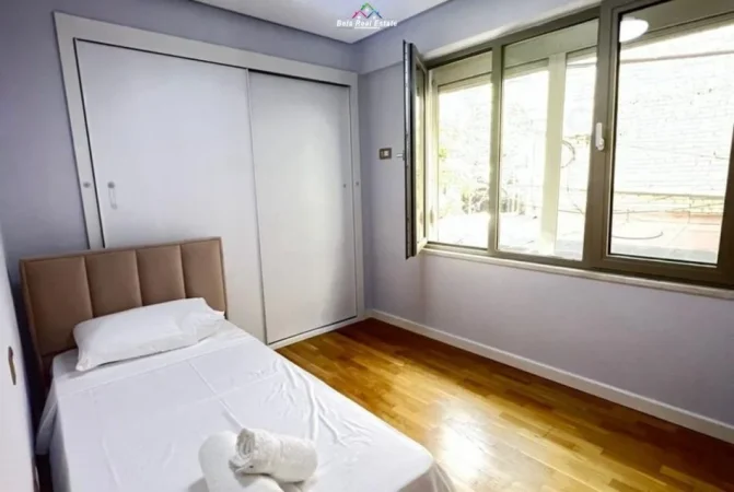 Tirane, jepet me qera apartament 2+1+Ballkon Kati 1, 96 m² 1.000 € (ne rrugen Bardhok Biba)