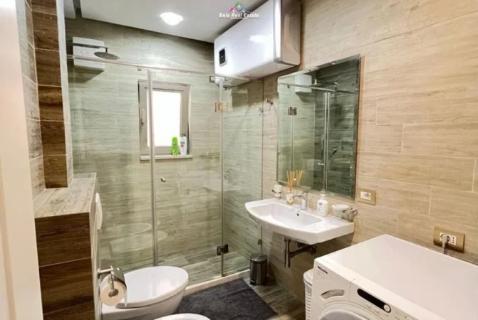 Tirane, jepet me qera apartament 2+1+Ballkon Kati 1, 96 m² 1.000 € (ne rrugen Bardhok Biba)