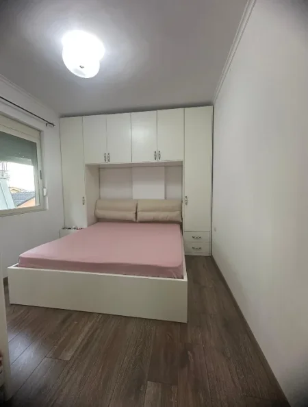 Tirane, jepet me qera apartament 1+1+Ballkon Kati 3, 65 m² 600 € (Liqeni i Thate)