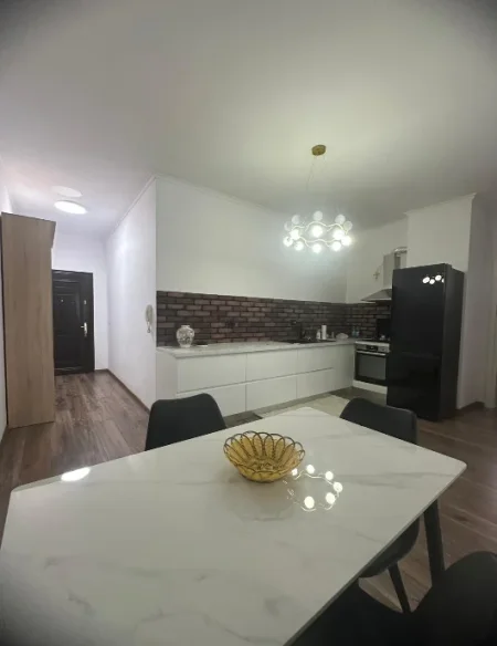 Tirane, jepet me qera apartament 1+1+Ballkon Kati 3, 65 m² 600 € (Liqeni i Thate)