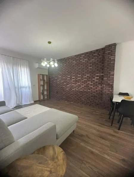 Tirane, jepet me qera apartament 1+1+Ballkon Kati 3, 65 m² 600 € (Liqeni i Thate)