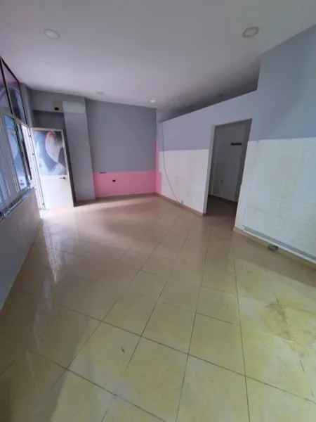 Tirane, jepet me qera dyqan Kati 0, 38 m² 400 € (oxhaku)