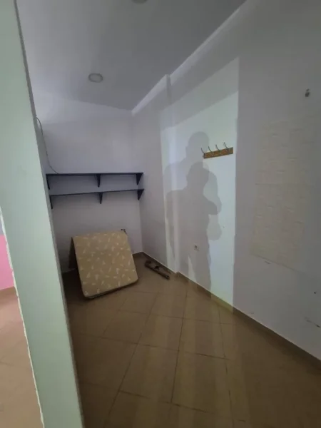 Tirane, jepet me qera dyqan Kati 0, 38 m² 400 € (oxhaku)