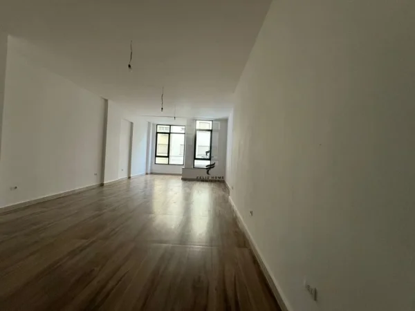 Tirane, jepet me qera zyre Kati 4, 180 m² 2.000 € (SHESHI WILLSON)
