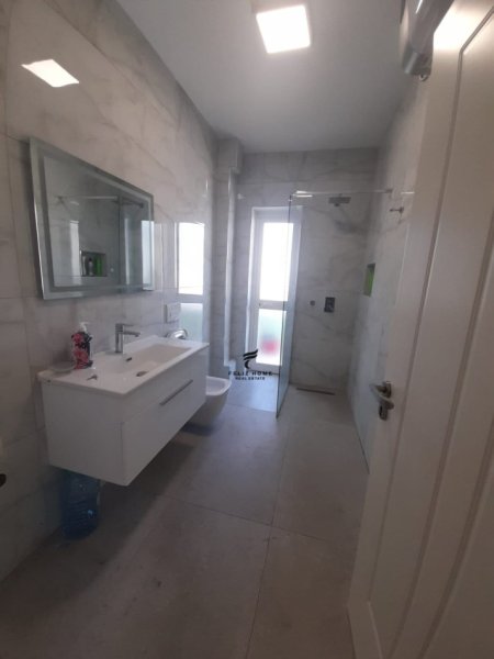 Tirane, jepet me qera zyre Kati 4, 180 m² 2.000 € (SHESHI WILLSON)