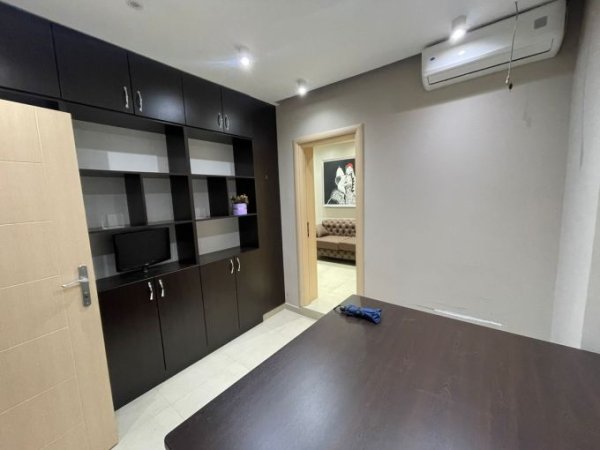 Tirane, jepet me qera zyre Kati 1, 30 m² 550 € (rruga myslym shyri)