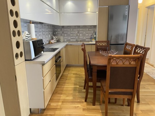 Tirane, jepet me qera apartament 2+1+Ballkon Kati 3, 97 m² (Kopeshti Botanik)