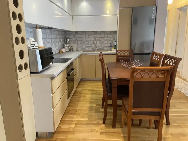 Tirane, jepet me qera apartament 2+1+Ballkon Kati 3, 97 m² (Kopeshti Botanik)