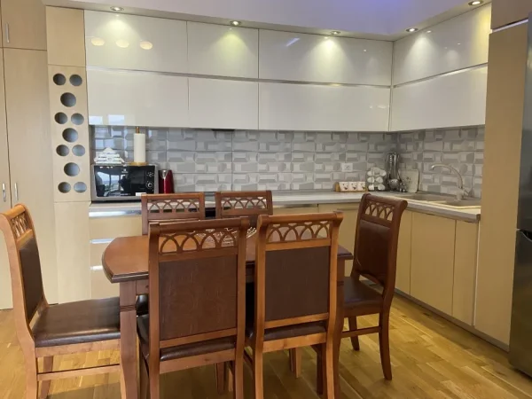 Tirane, jepet me qera apartament 2+1+Ballkon Kati 3, 97 m² (Kopeshti Botanik)