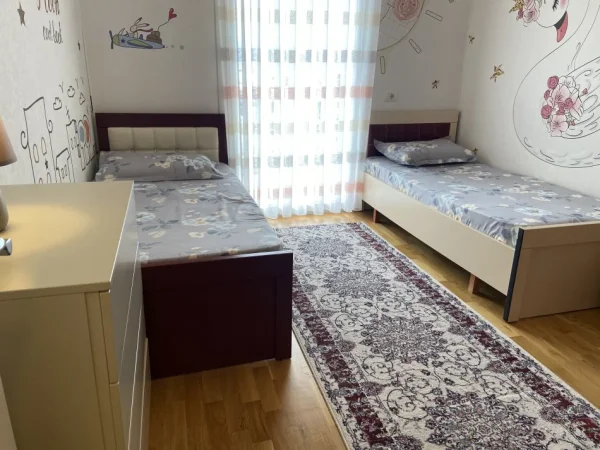 Tirane, jepet me qera apartament 2+1+Ballkon Kati 3, 97 m² (Kopeshti Botanik)