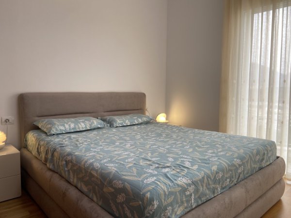 Tirane, jepet me qera apartament 2+1+Ballkon Kati 3, 97 m² (Kopeshti Botanik)