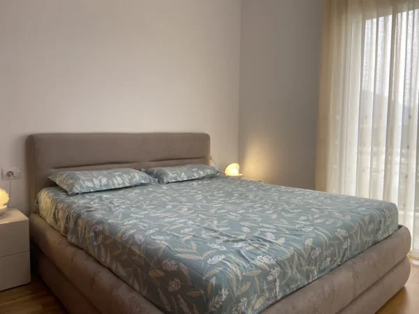 Tirane, jepet me qera apartament 2+1+Ballkon Kati 3, 97 m² (Kopeshti Botanik)