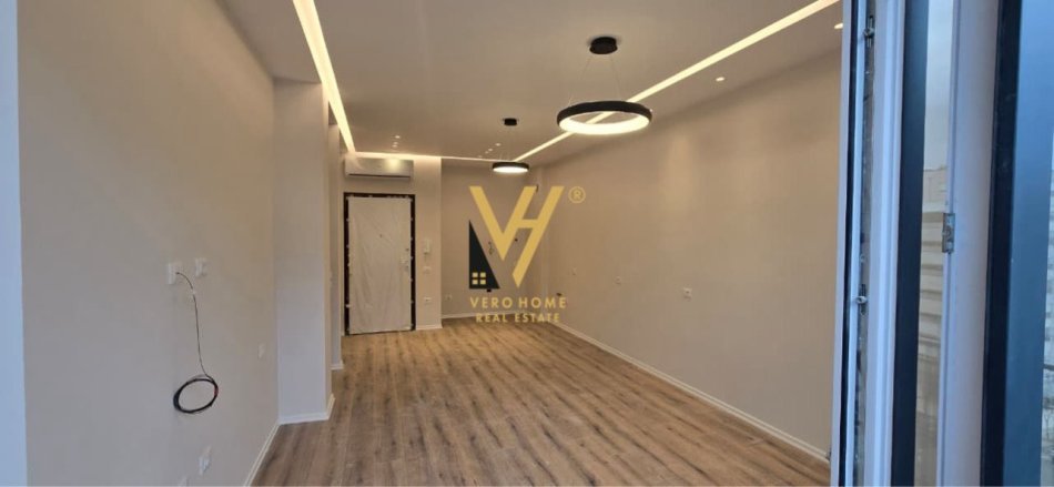 Tirane, jepet me qera zyre Kati 6, 60 m² 700 € (KOMUNA E PARISIT)
