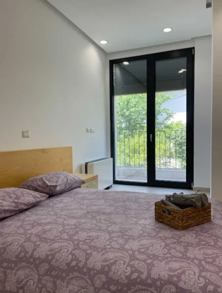 Tirane, jepet me qera apartament 2+1+Ballkon Kati 1, 115 m² 500 € (Fresku)