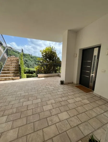 Tirane, jepet me qera apartament 2+1+Ballkon Kati 1, 115 m² 500 € (Fresku)