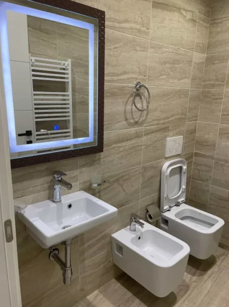 Tirane, jepet me qera apartament 2+1+Ballkon Kati 1, 115 m² 500 € (Fresku)