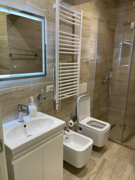 Tirane, jepet me qera apartament 2+1+Ballkon Kati 1, 115 m² 500 € (Fresku)