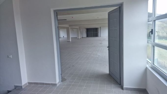 Tirane, jepet me qera ambjent biznesi Kati 0, 720 m² 2.200 € (prush)