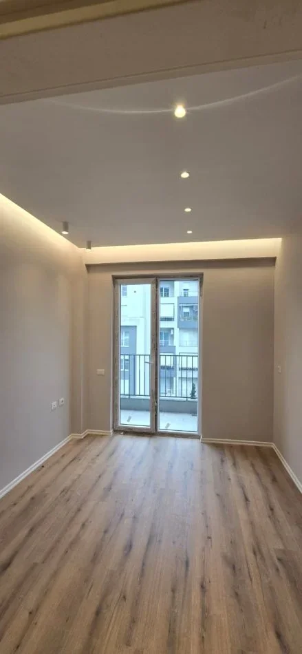 Tirane, jepet me qera zyre , 100 m² 900 € (KOMUNA E PARISIT)