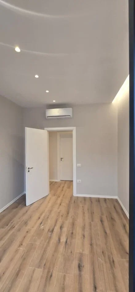 Tirane, jepet me qera zyre , 100 m² 900 € (KOMUNA E PARISIT)