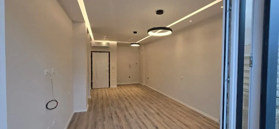 Tirane, jepet me qera zyre Kati 6, 60 m² 700 € (KOMUNA E PARISIT)
