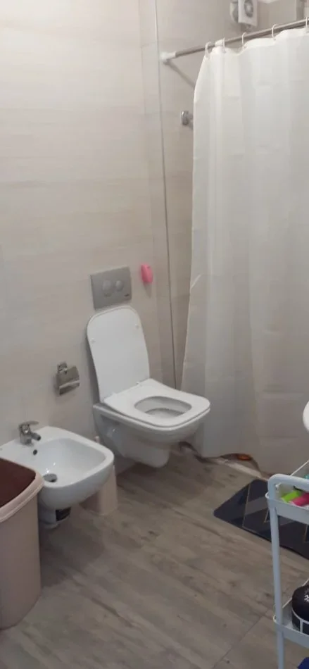 Tirane, jepet me qera apartament 1+1+parkim Kati 5, 72 m² 600 € (Spitali Amerikan 3)