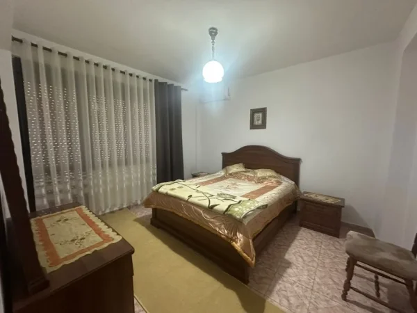 Tirane, jepet me qera apartament 2+1 Kati 5, 115 m² 1.000 € (BLLOKU)