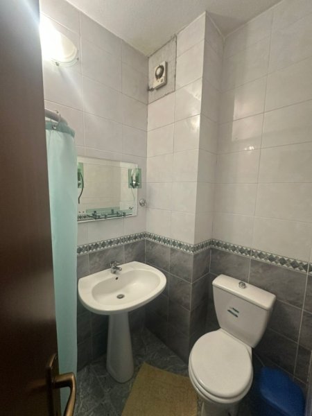 Tirane, jepet me qera apartament 2+1 Kati 5, 115 m² 1.000 € (BLLOKU)